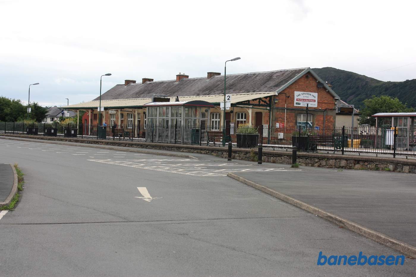 Stationen set fra busholdepladsen