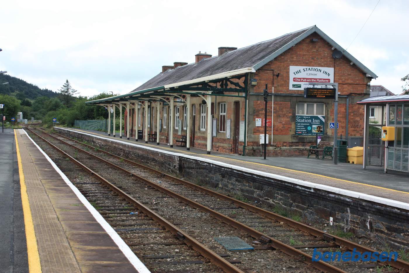 Stationsbygningen set fra modsat perron