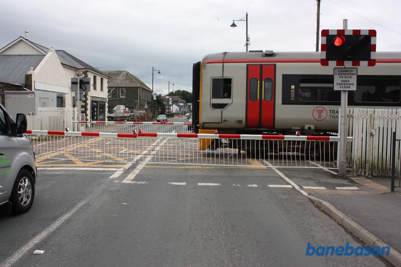 Toget på vej over vejen