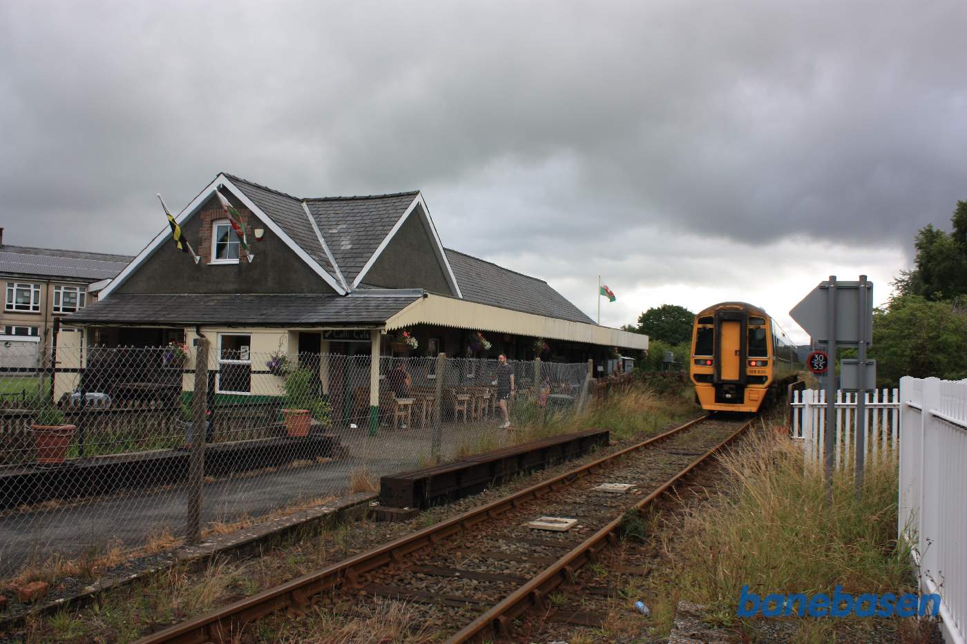 Tog mod Birmingham passerer stationsbygningen for The Welsh Highland Railway Museum