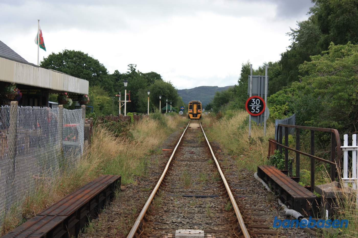 Tog mod Birmingham passerer krydsningen med The Welsh Highland Railway