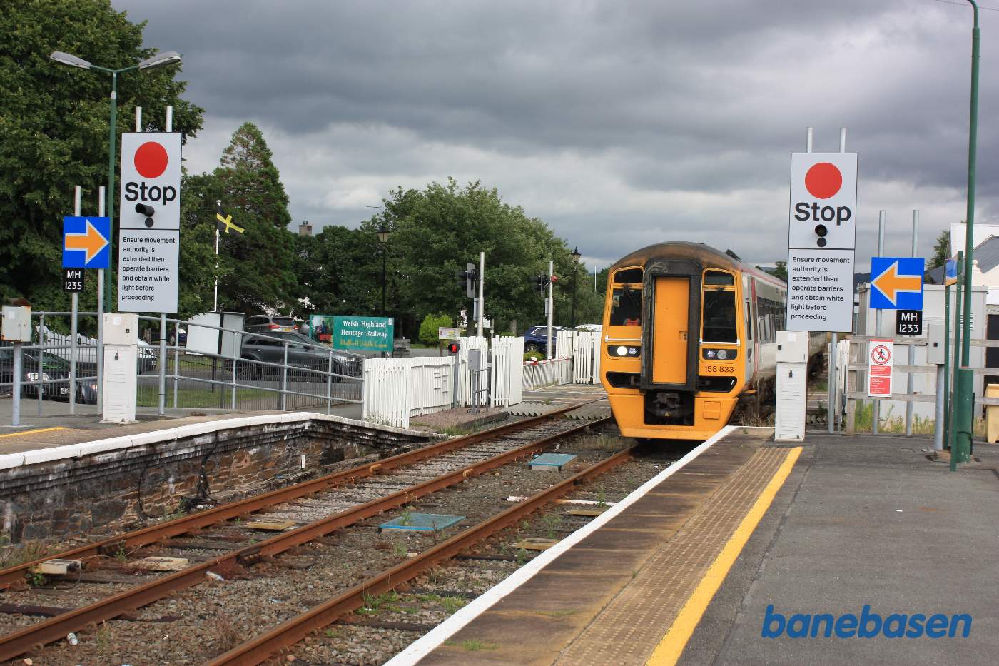 Tog fra Birmingham på vej til perron