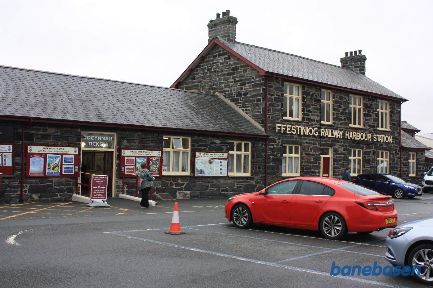 Stationen set fra parkeringspladsen