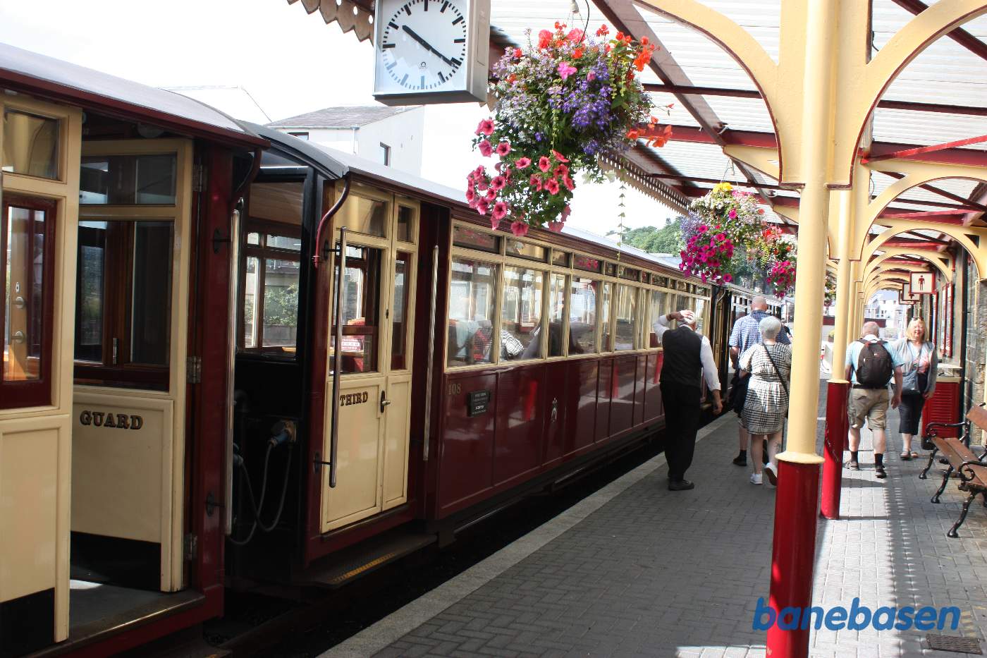 Persontoget holder ved perronen