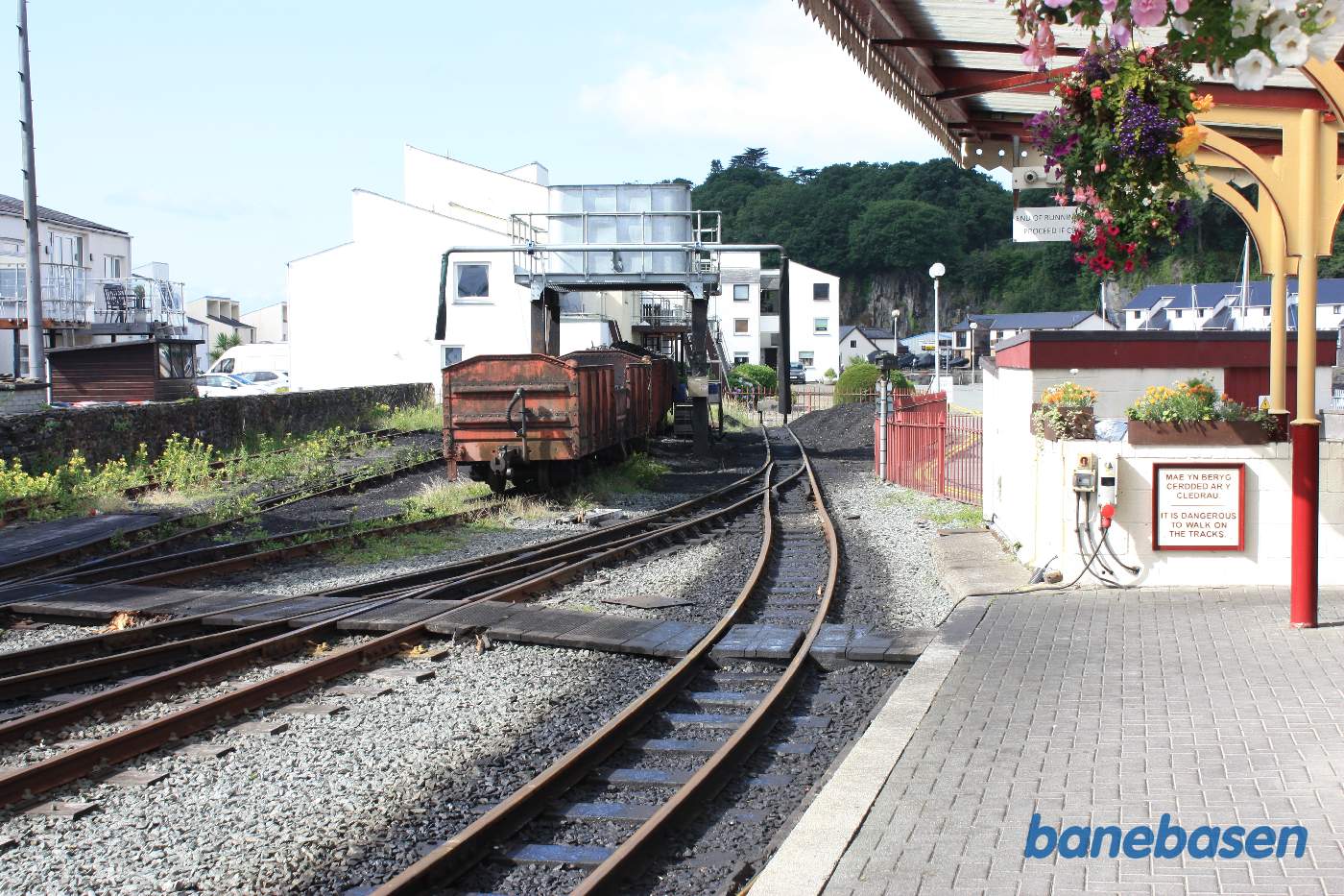 Fra perronen kan man se kulanlægget på havnen
