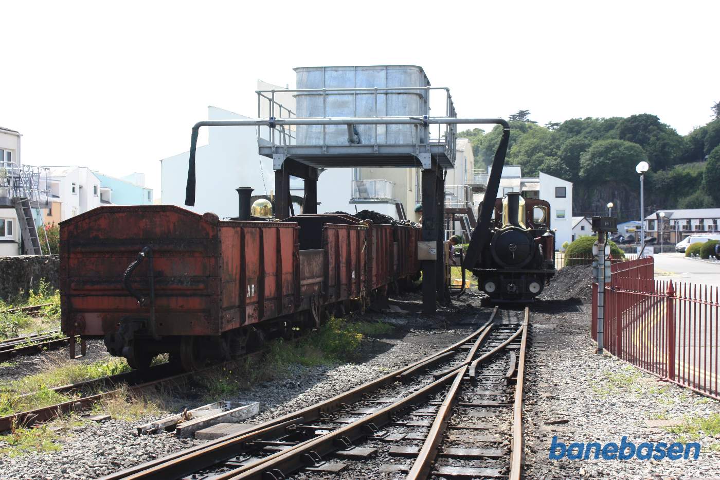 Fra perronen kan man se kulanlægget på havnen