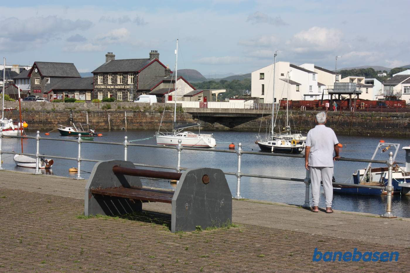 Forsyningsanlægget på havnen set fra modsatte kaj