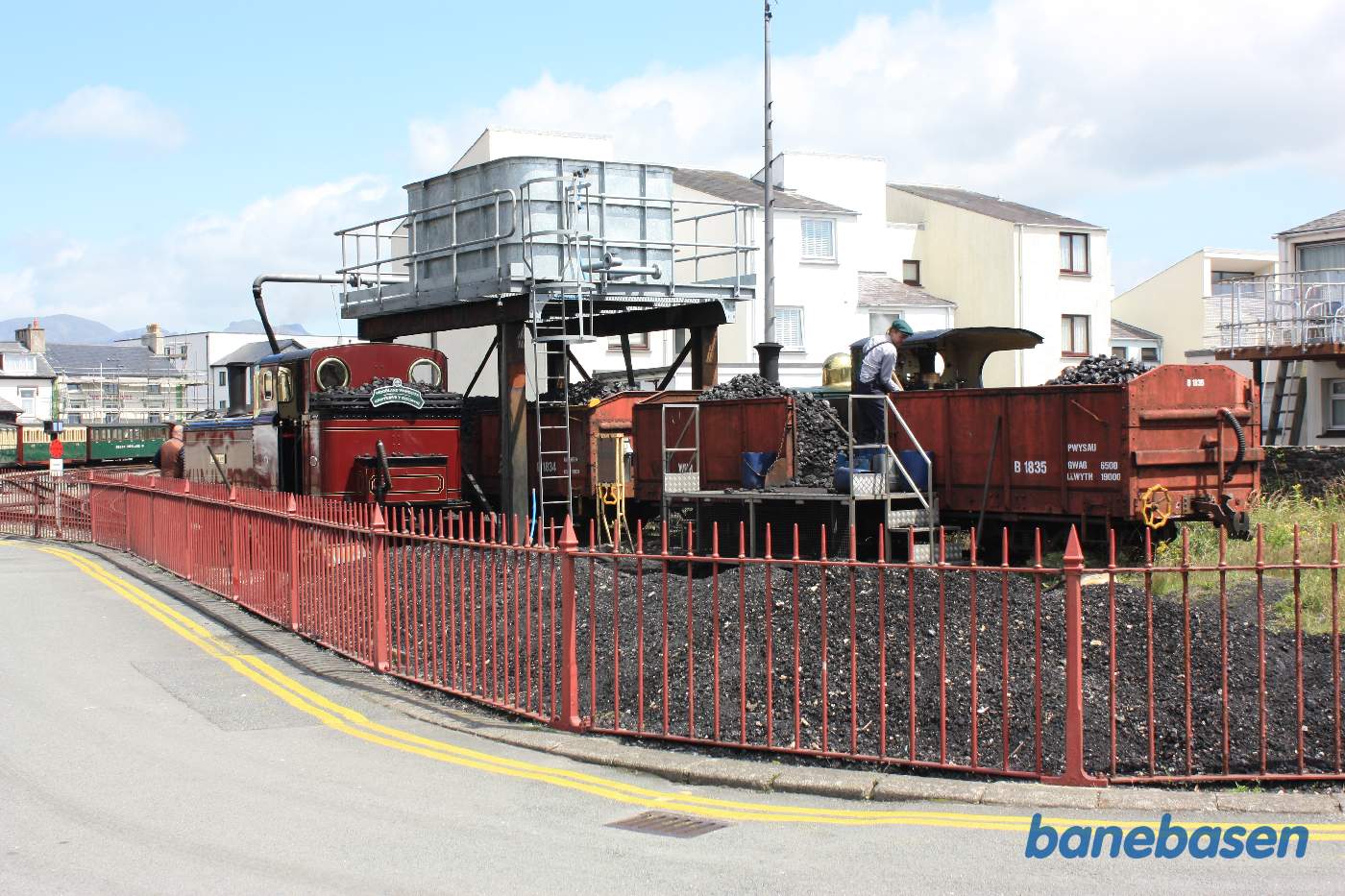 Der fyldes kul og vand på lokomotiverne