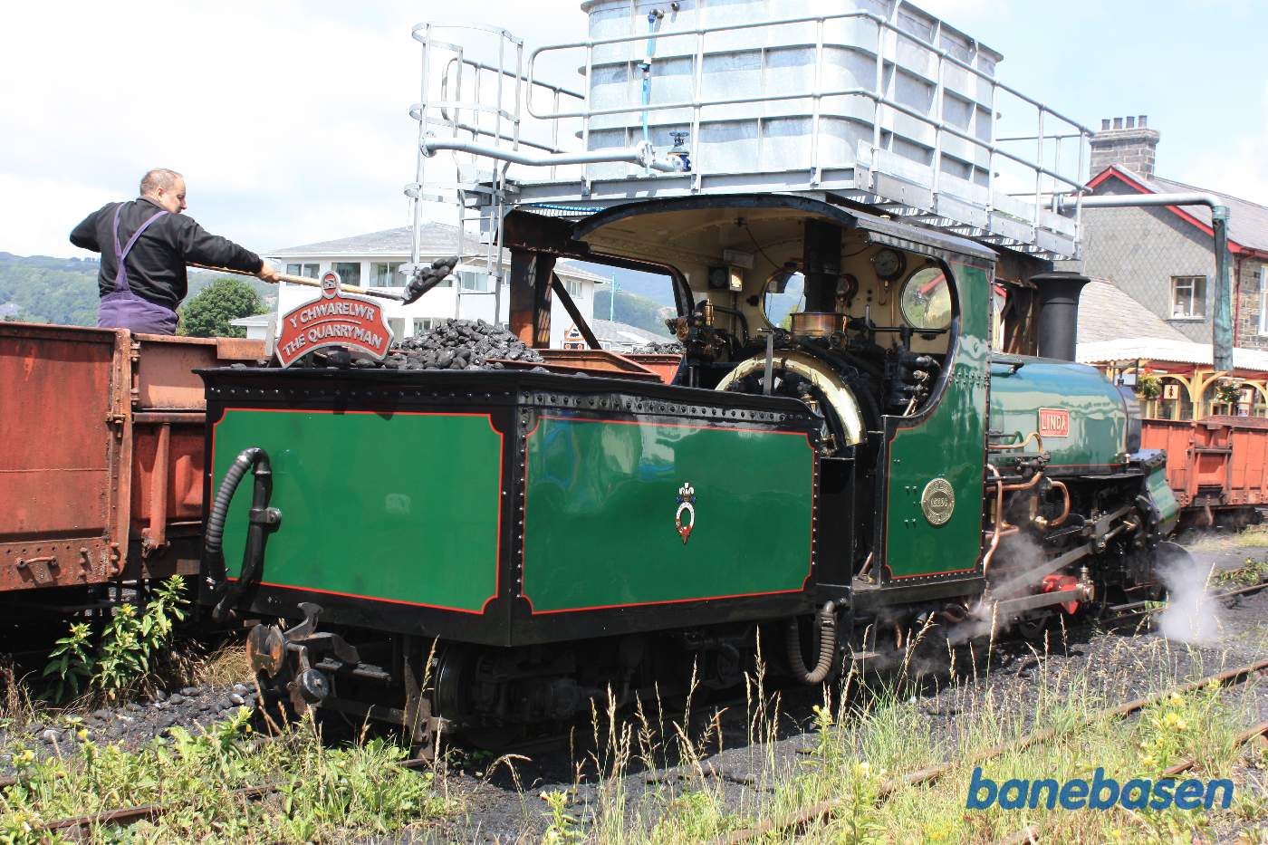 Der fyldes kul og vand på lokomotiverne