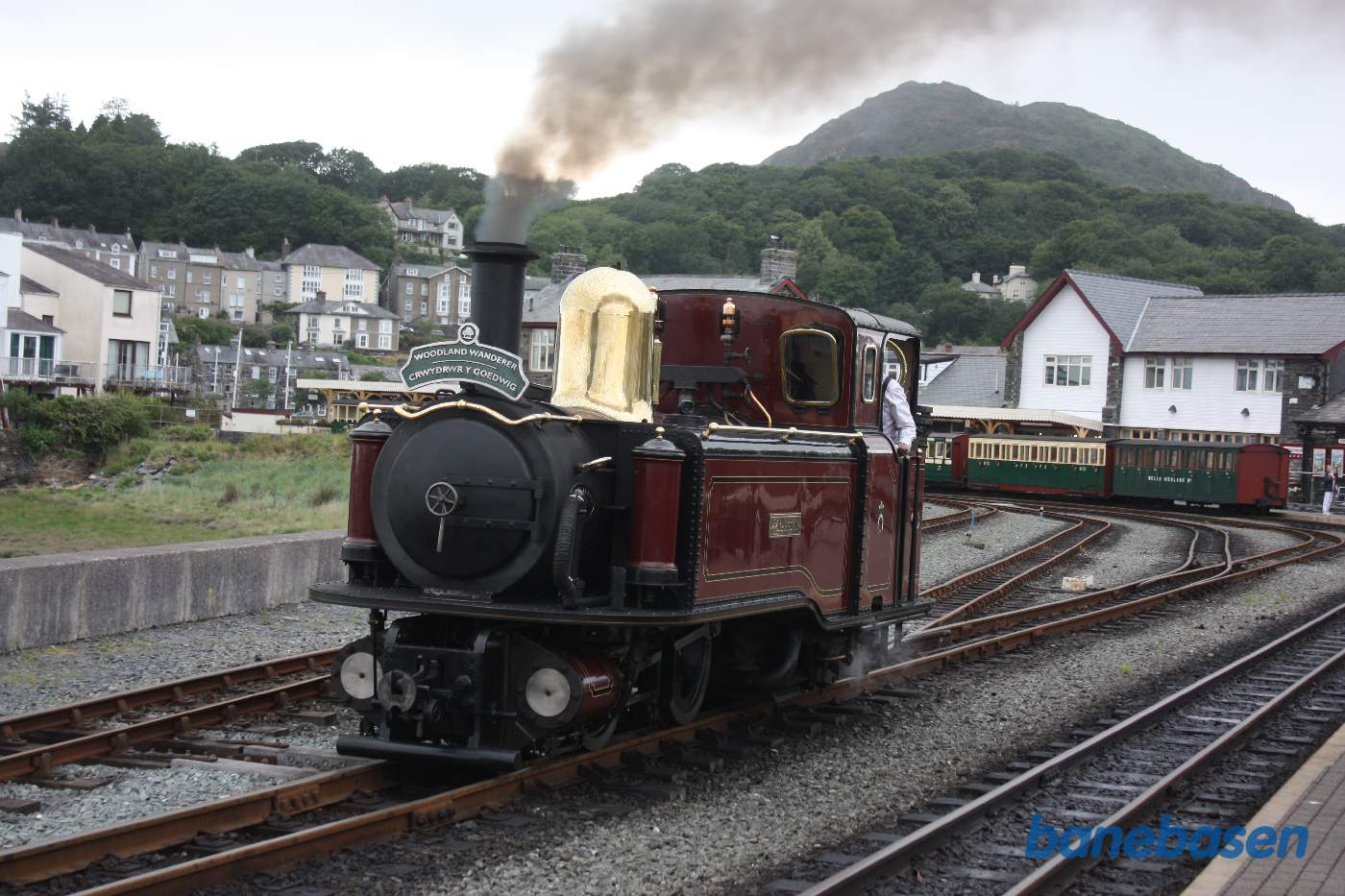Lokomotivet kører fra forsyningsanlægget på havnen