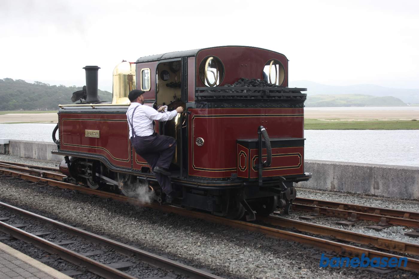 Lokomotivet kører fra forsyningsanlægget på havnen