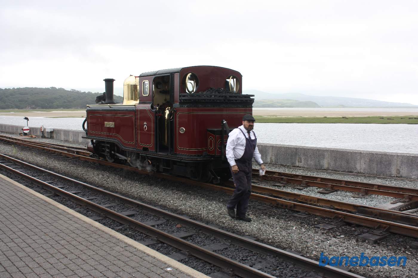 Lokomotivet henter en ekstra vogn i sidesporet