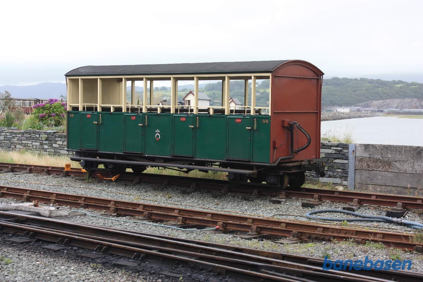 Lokomotivet henter en ekstra vogn i sidesporet