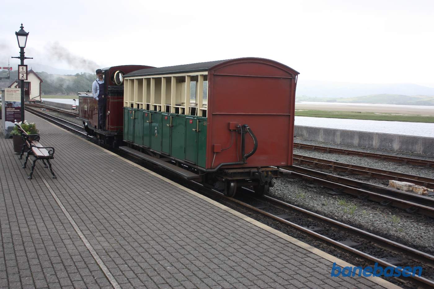 Lokomotivet henter en ekstra vogn i sidesporet