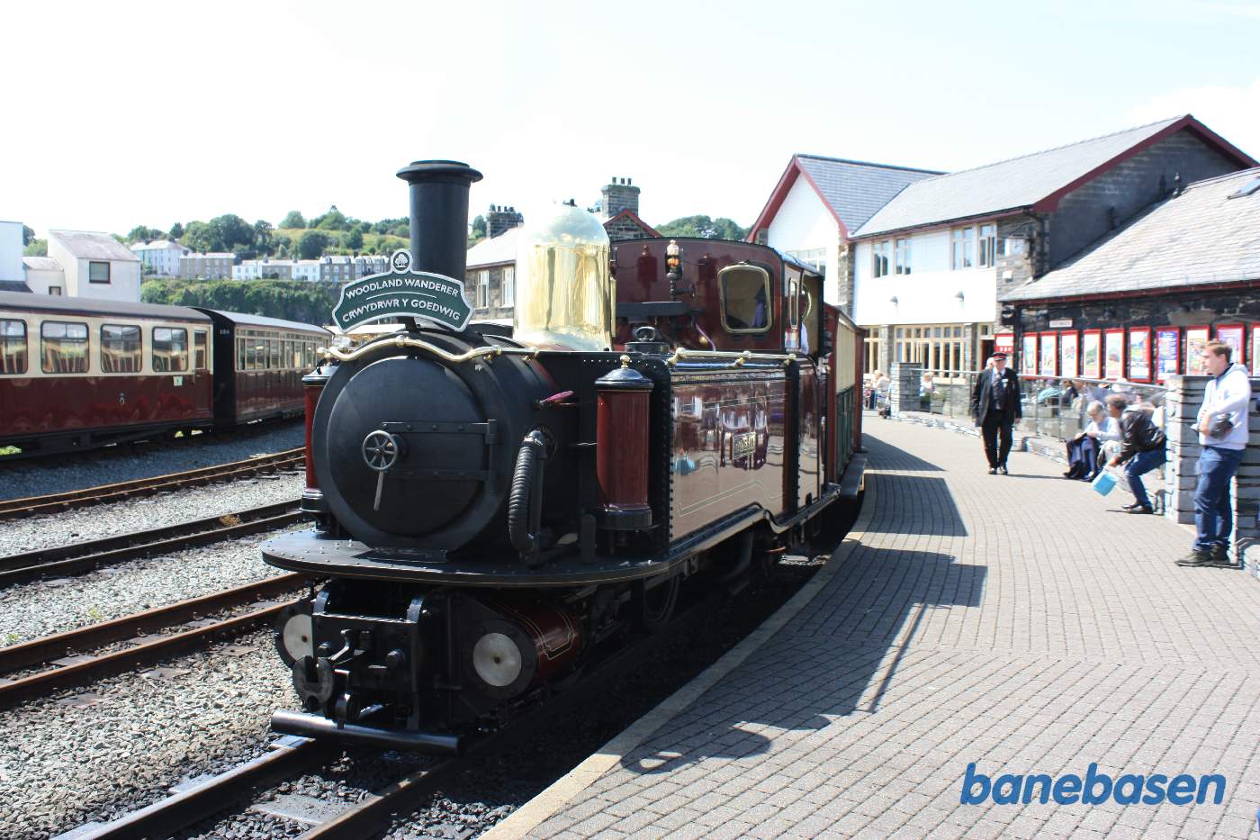 Lokomotivet med den ekstra vogn kobles til stammen i perronsporet