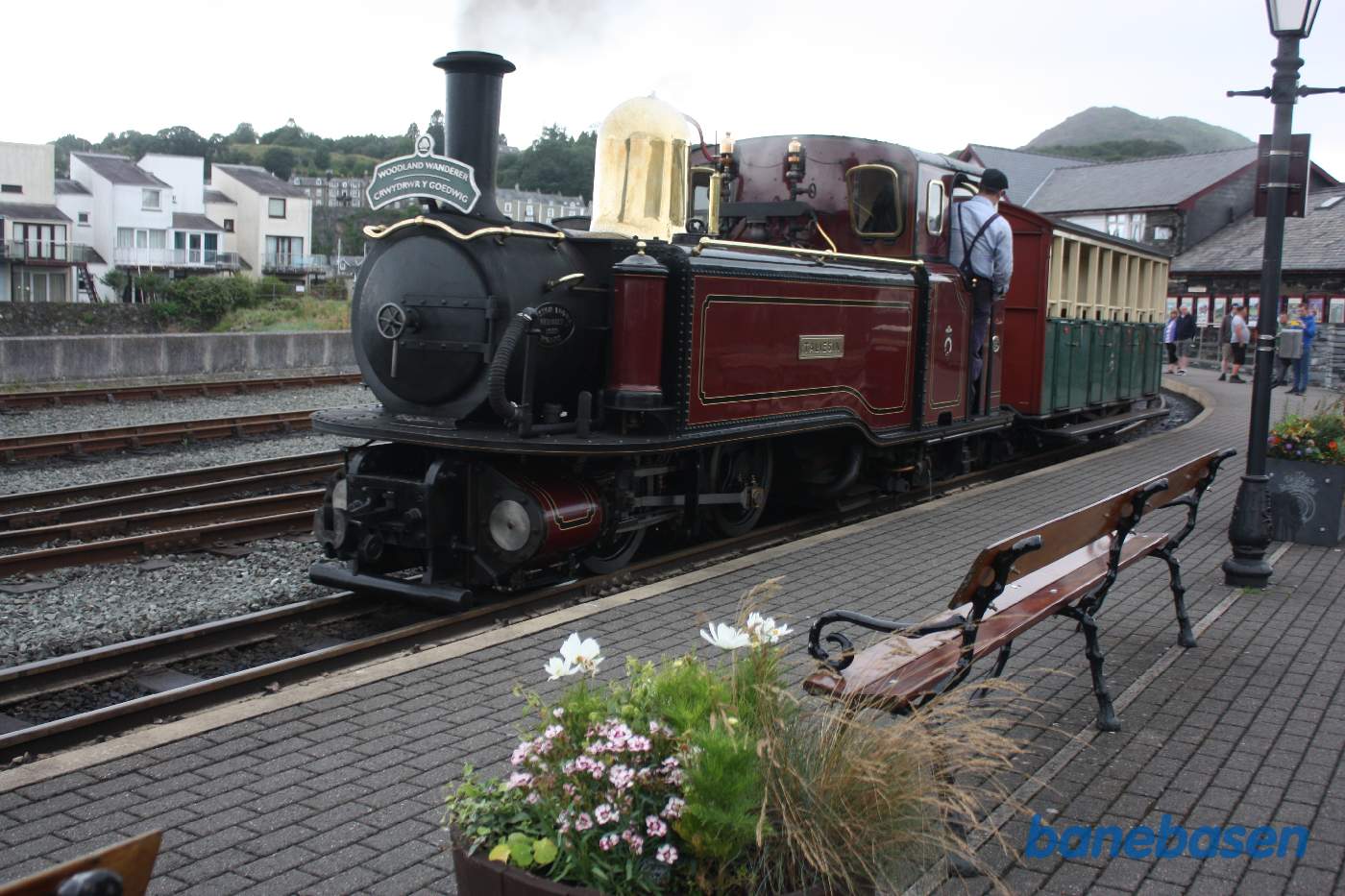 Lokomotivføreren holder øje med perronen