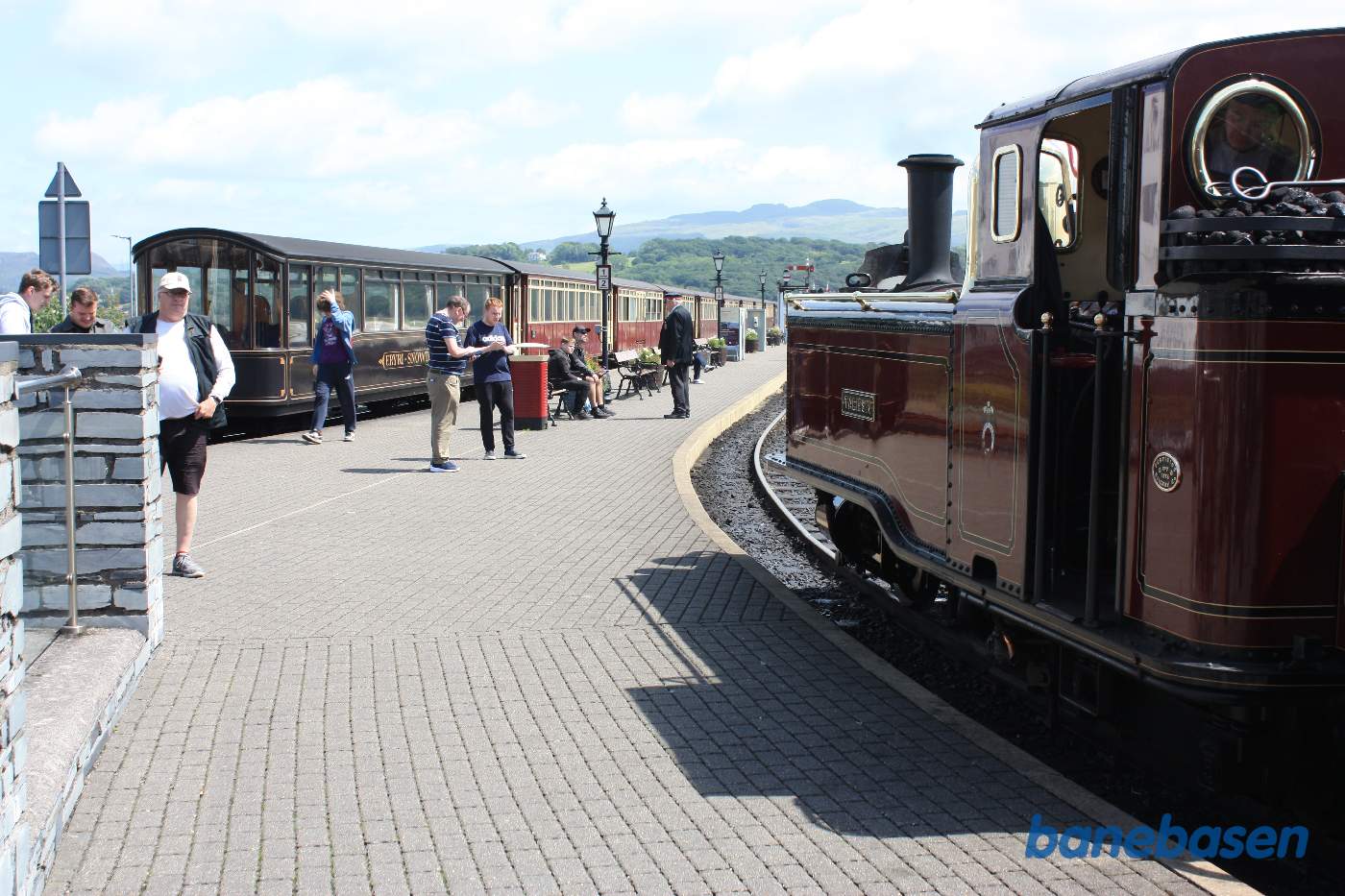 Tog i begge perronspor