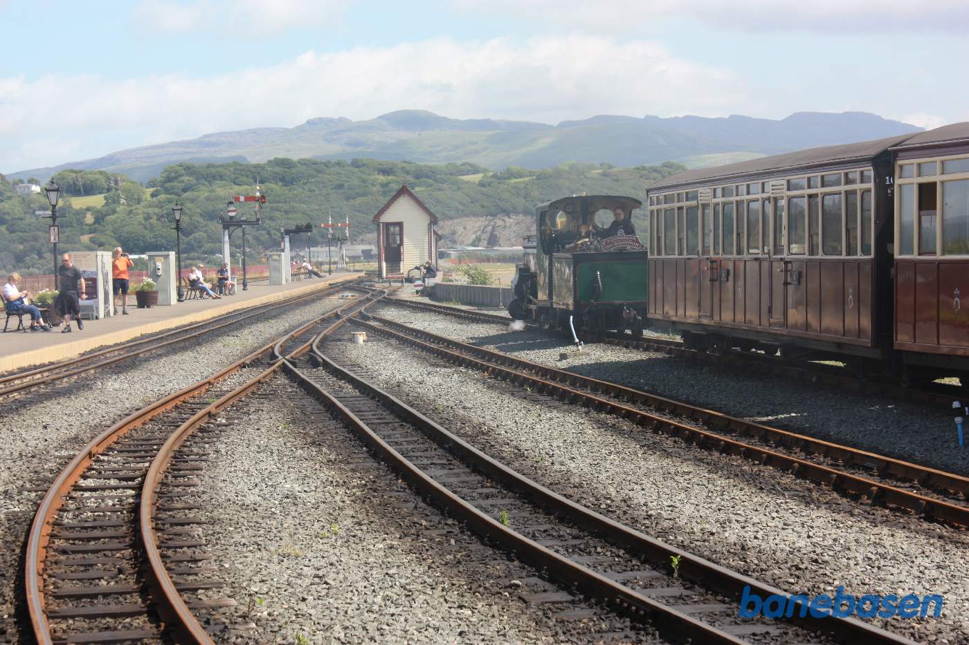 Et damplokomotiv på vej til vognene i sidesporet