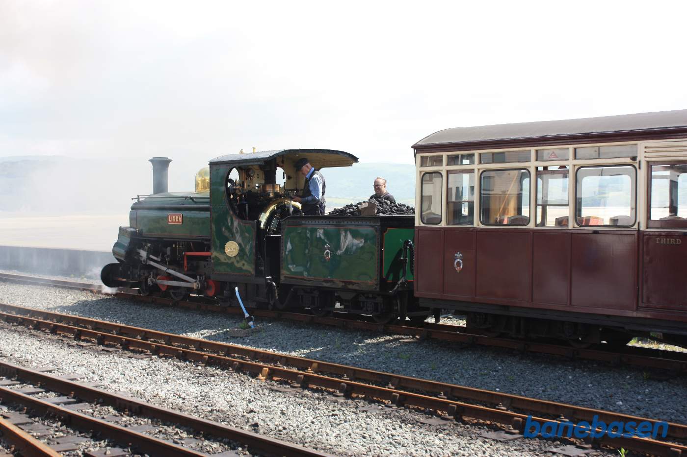 Lokomotivet koblet til vognene i sidesporet