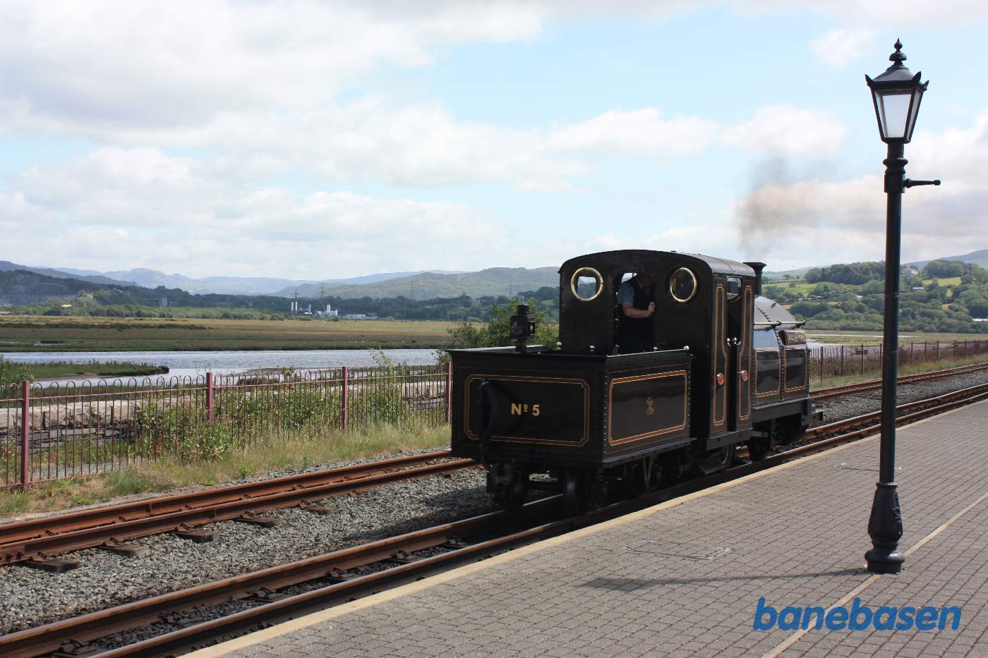 Lokomotivet under omløb på vej ned til vognene