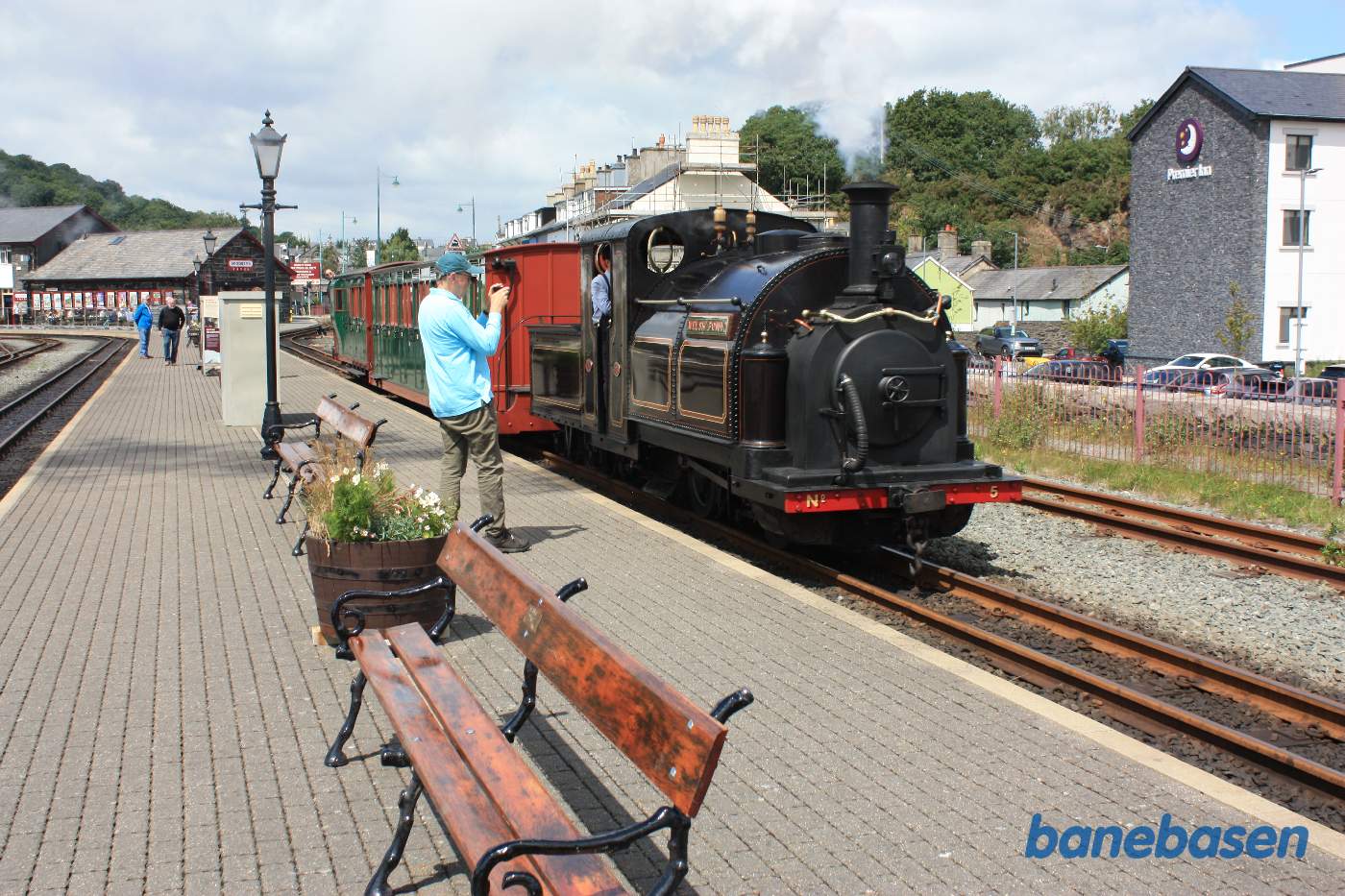 Damptoget klar til afgang. En fotograf får det sidste billede