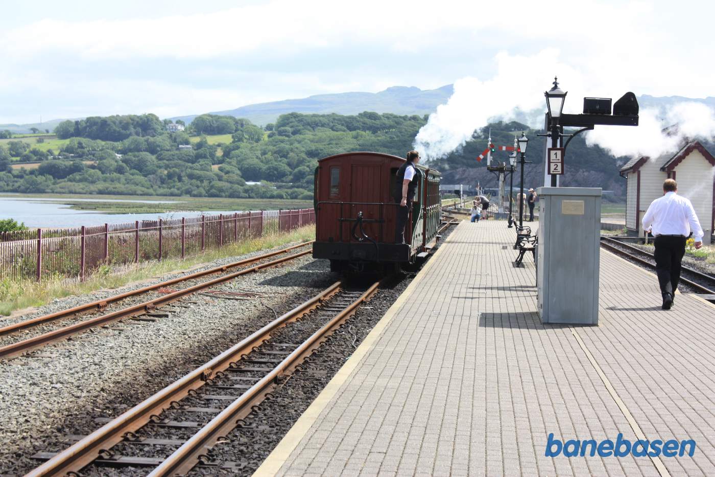 Damptoget på vej ud af stationen