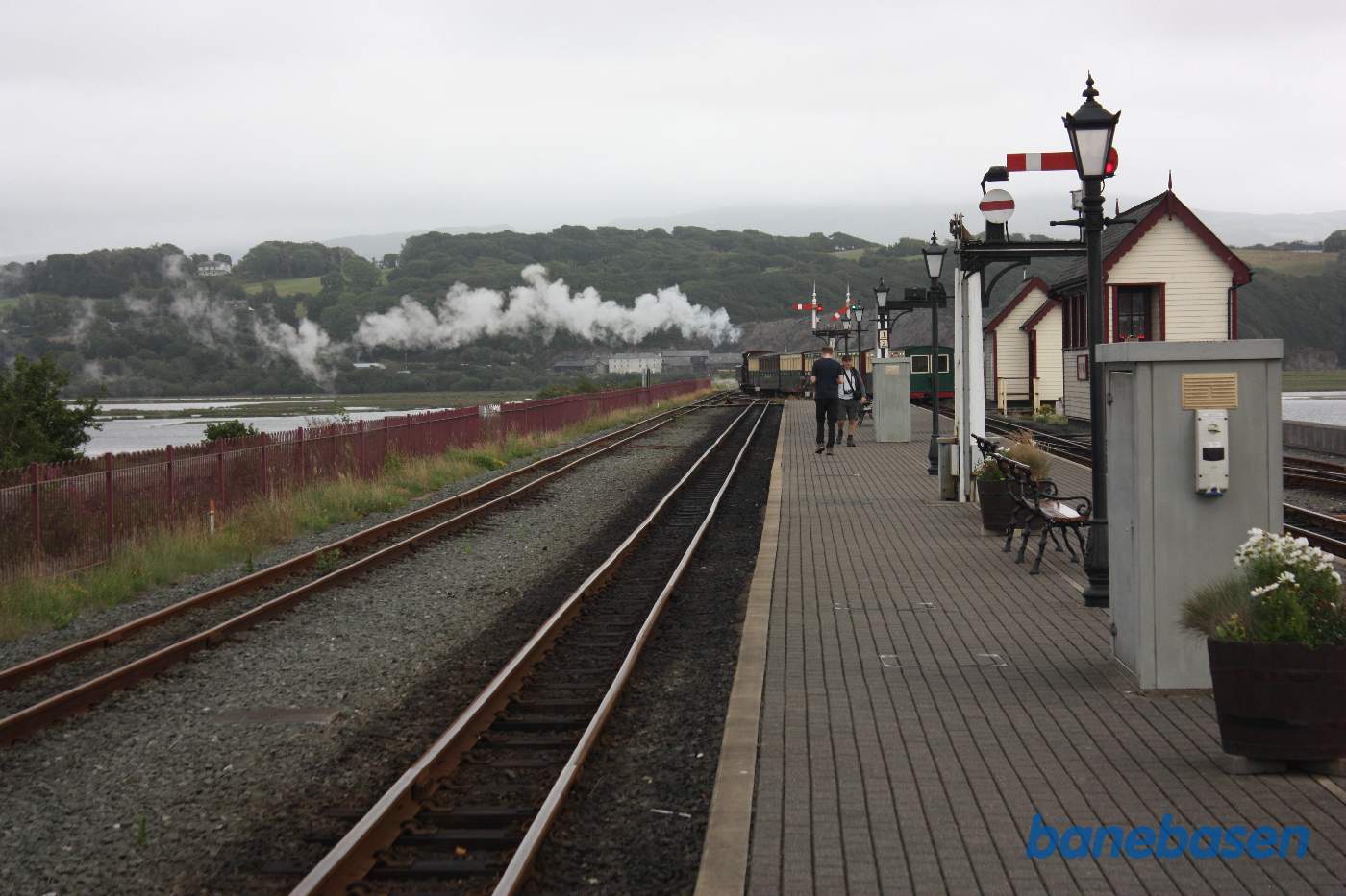 Damptoget kører ude på dæmningen