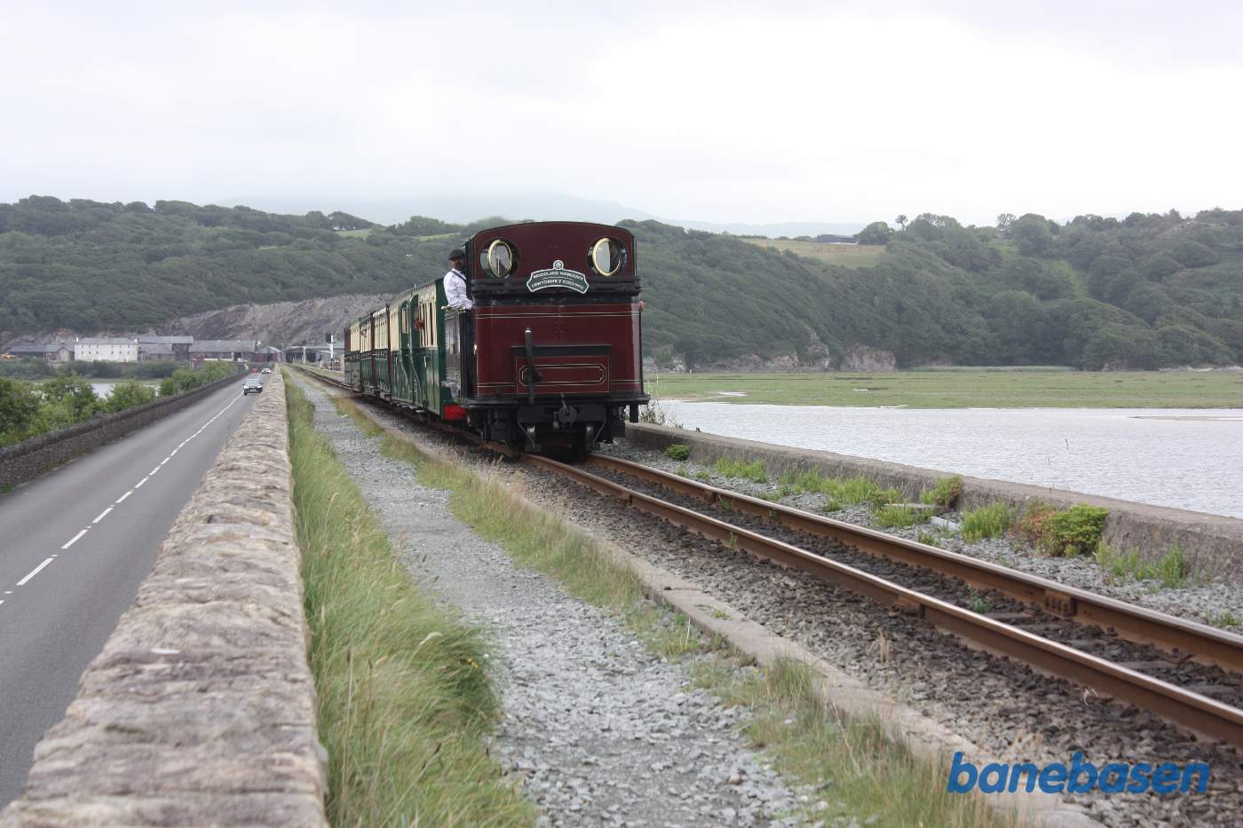 Damptoget på dæmningen på vej ind på stationen