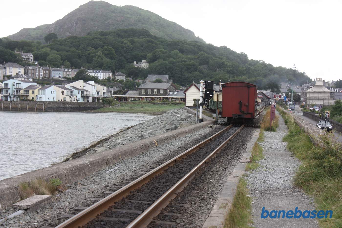 Damptoget på dæmningen på vej ind på stationen