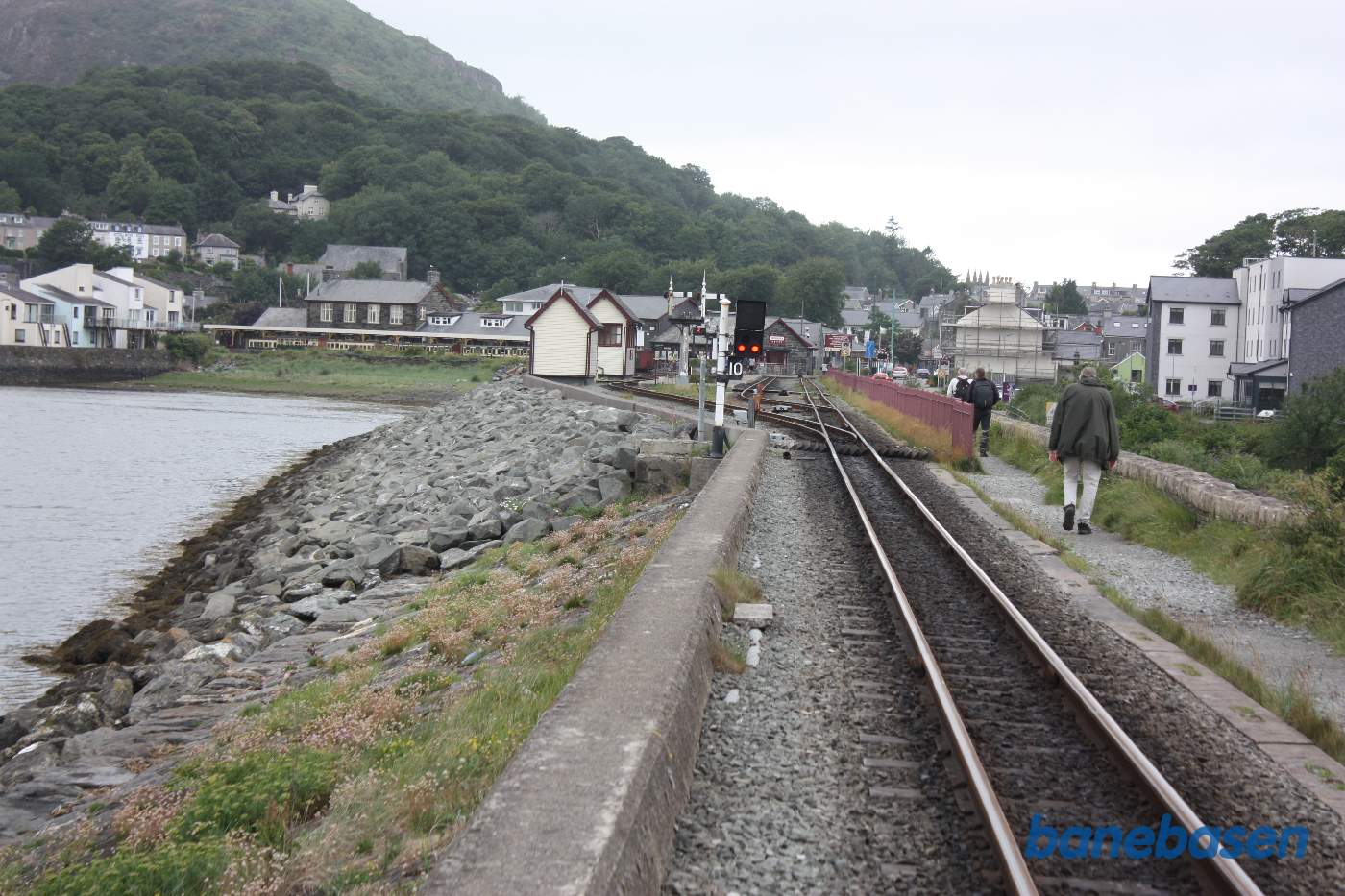 Billede af stationen set ude fra dæmningen