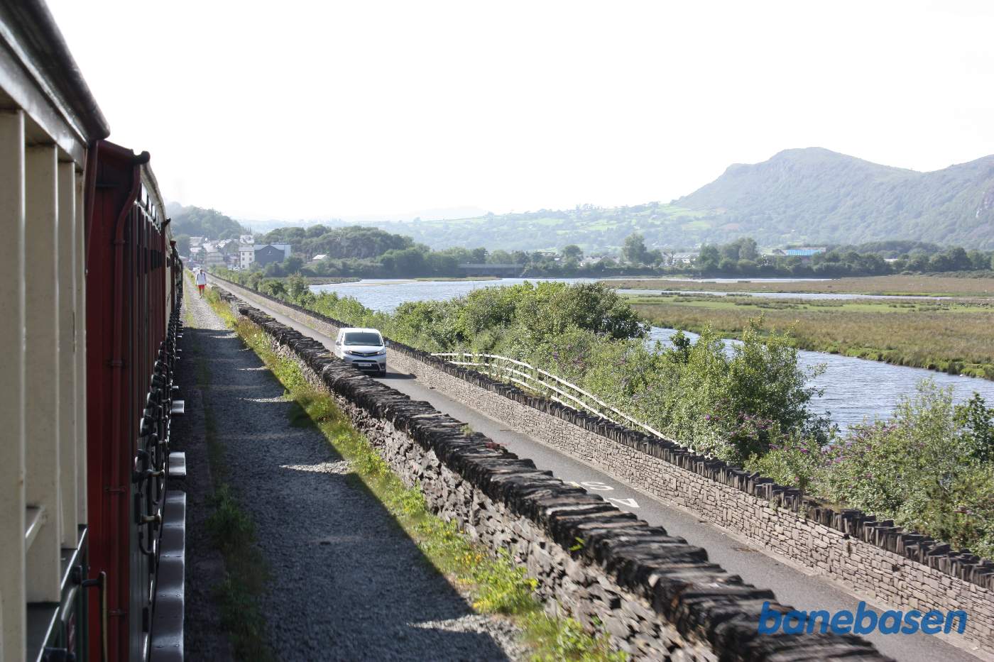 Persontoget kører på dæmningen