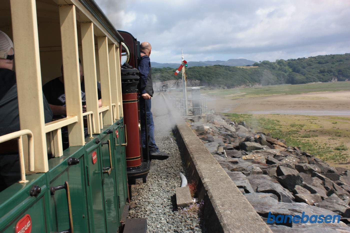 Persontoget kører på dæmningen i retning mod Boston Lodge. Mellemblok signal viser kør