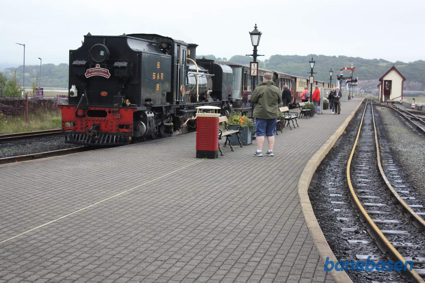 Damptoget til Caernarfon, med banens berømte Beyer-Garratt damplokomotiv, holder klar i spor 2