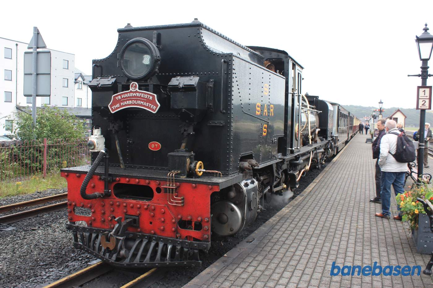 Damptoget til Caernarfon, med banens berømte Beyer-Garratt damplokomotiv, holder klar i spor 2