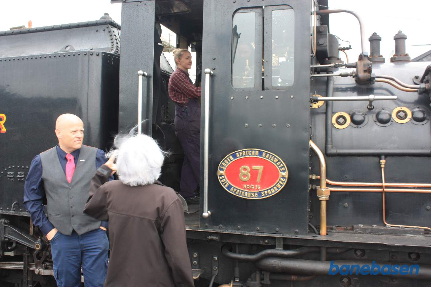 Damptoget til Caernarfon, med banens berømte Beyer-Garratt damplokomotiv, holder klar i spor 2