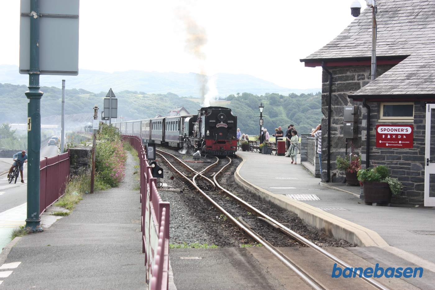 Damptoget til Caernarfon, med banens berømte Beyer-Garratt damplokomotiv, afgår fra perron