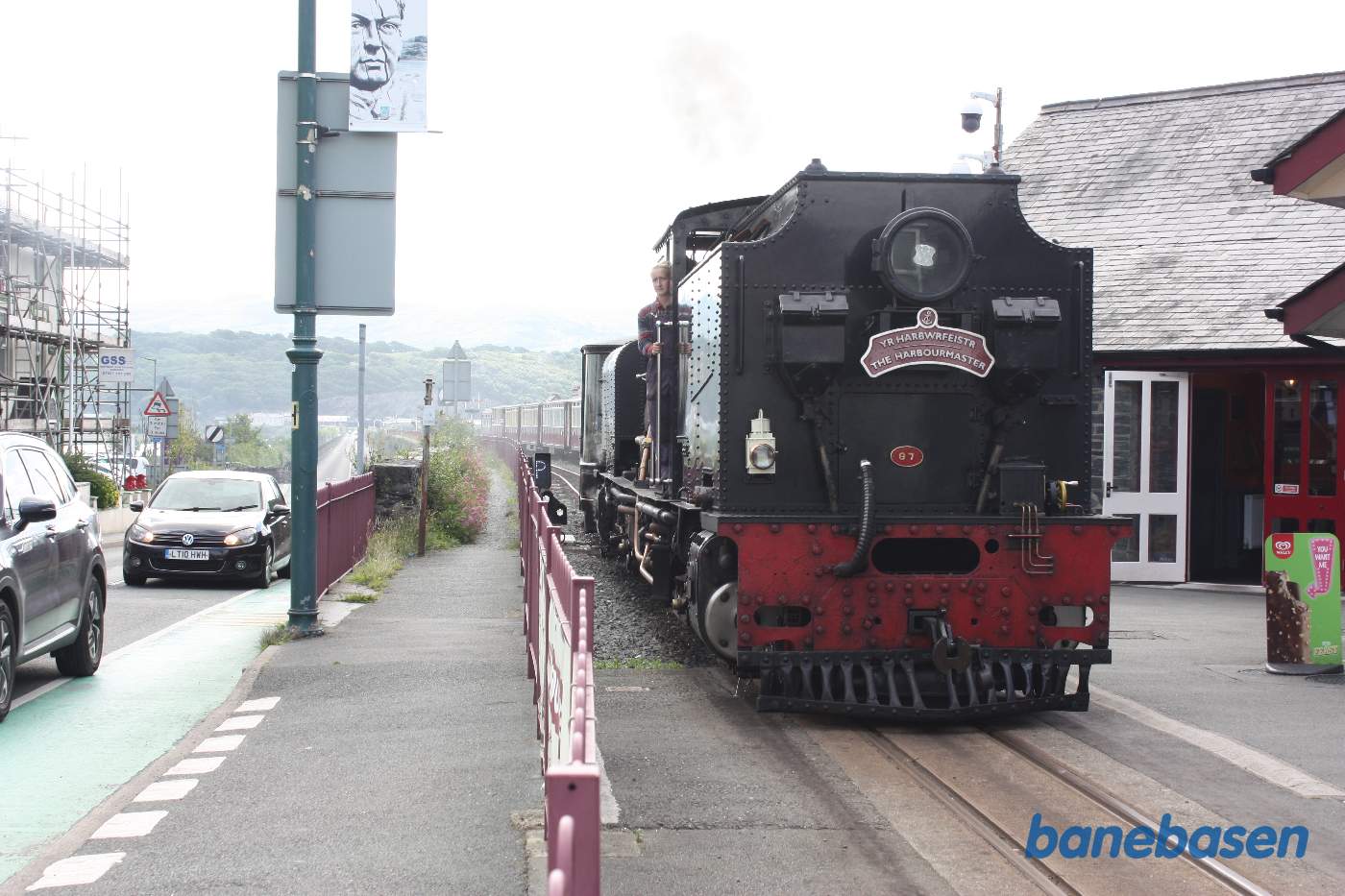 Damptoget til Caernarfon, med banens berømte Beyer-Garratt damplokomotiv, på vej ud af stationen