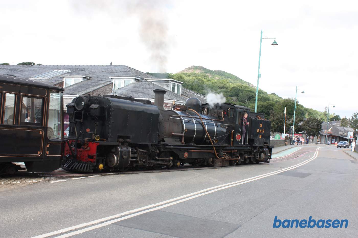 Damptoget til Caernarfon, med banens berømte Beyer-Garratt damplokomotiv, på vej over broen