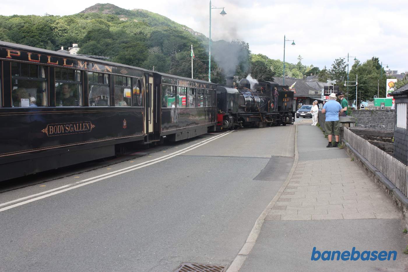 Damptoget til Caernarfon, med banens berømte Beyer-Garratt damplokomotiv, på vej over broen