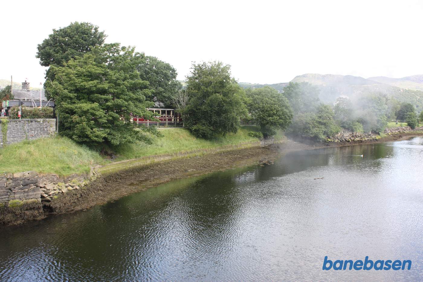 Damptoget til Caernarfon, kører langs parken
