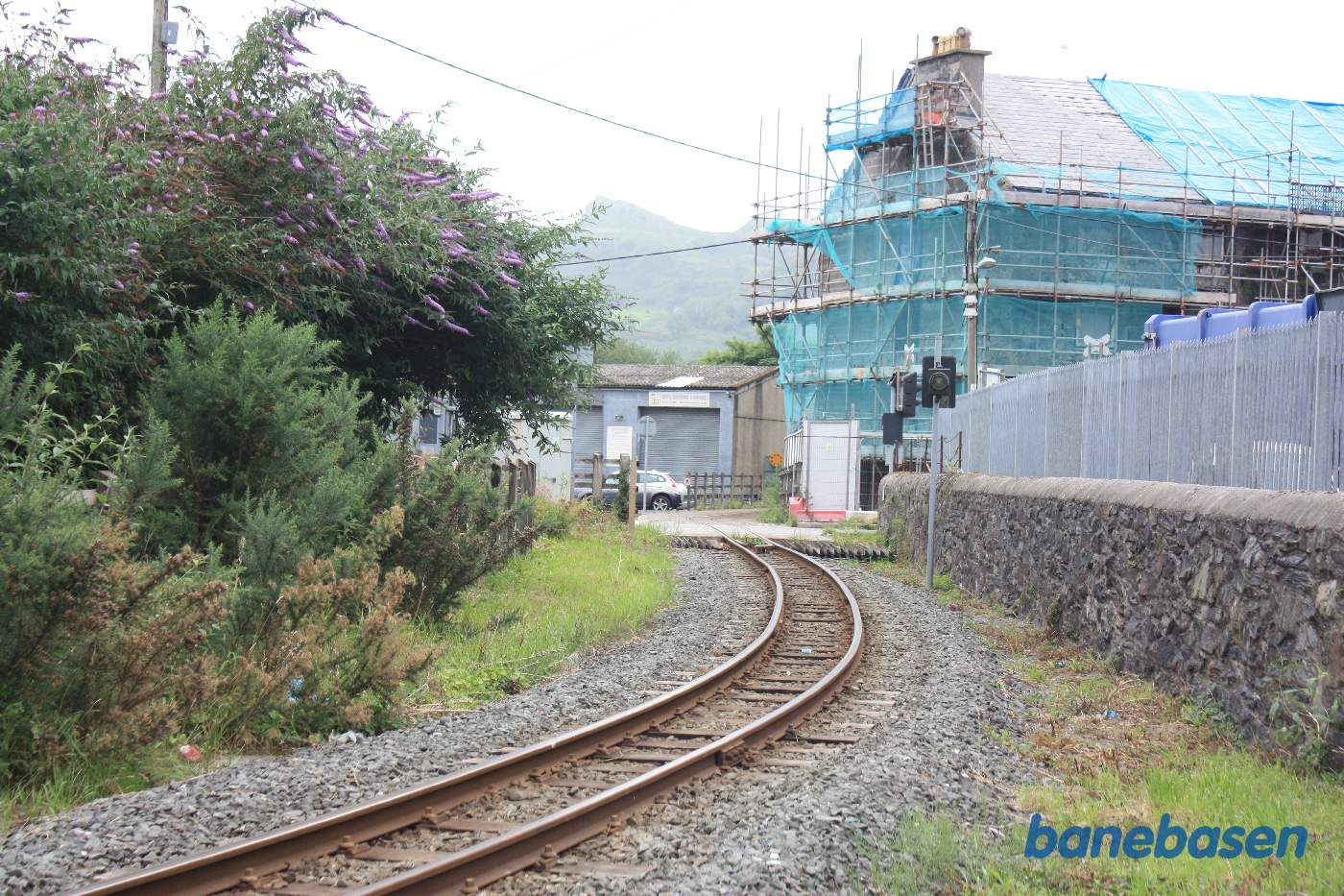 Hovedsporet snor sig ind mellem bygningerne