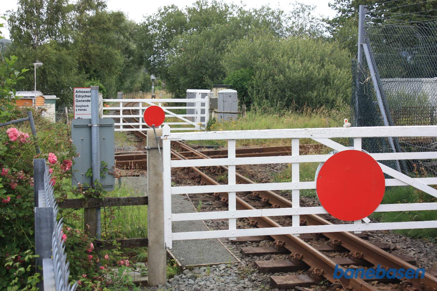 Krydsningen med BR normalspor set fra smalsporet. En låge spærrer for banen