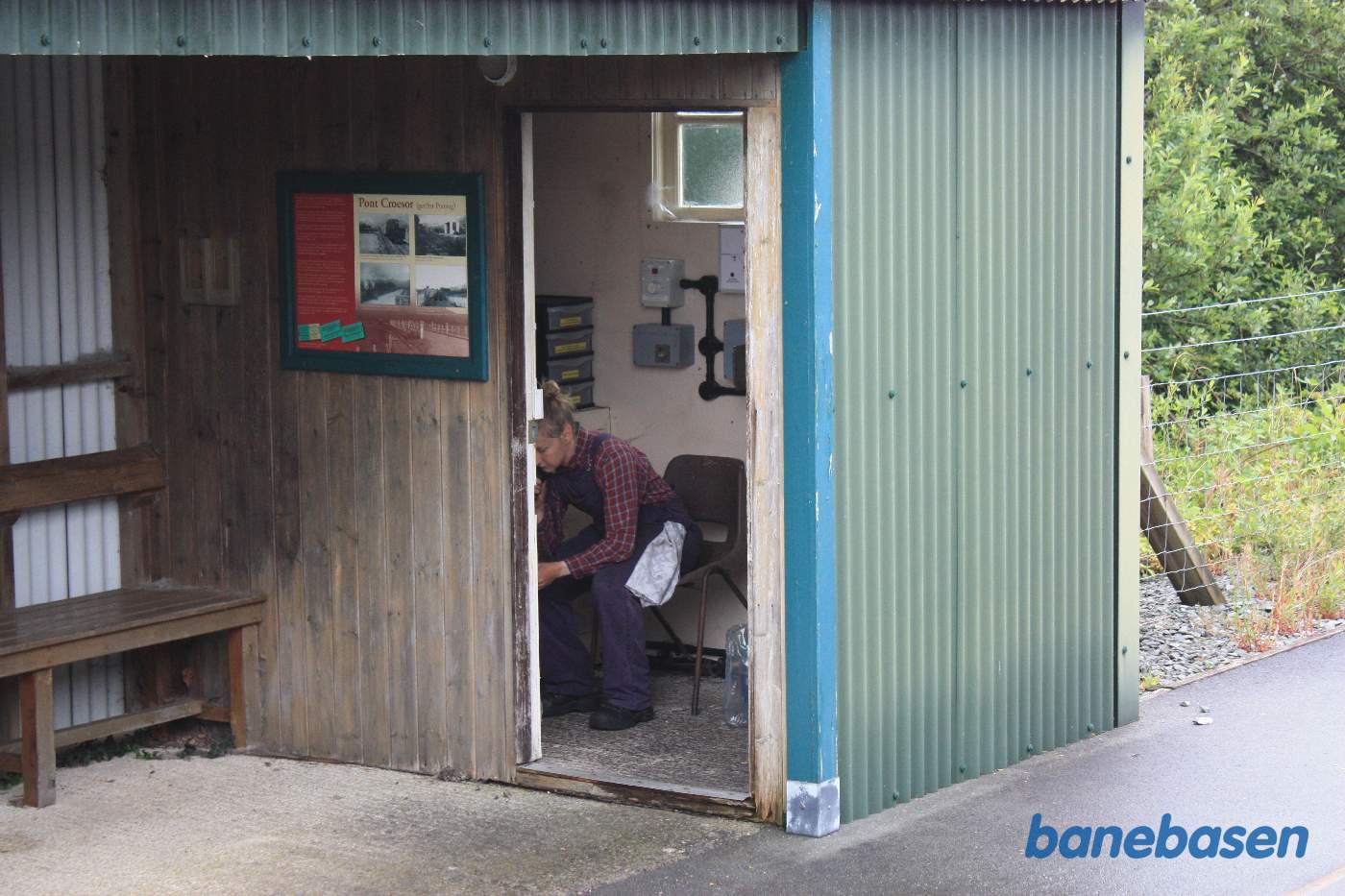 Fyrbøderen skulle lige ind i venteskuret for at hente noget