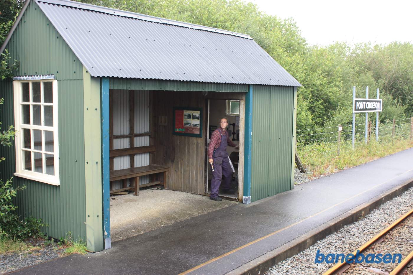 Fyrbøderen skulle lige ind i venteskuret for at hente noget