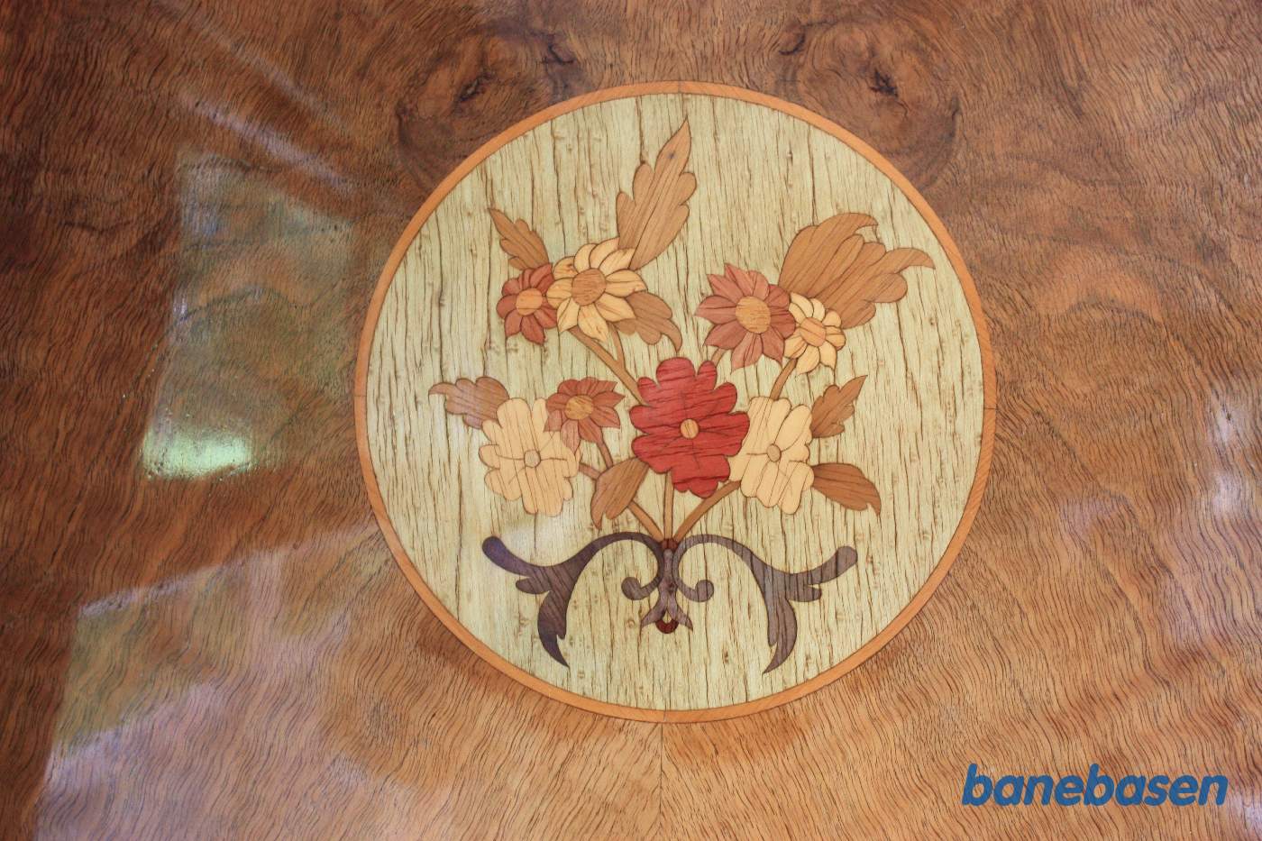 I bordene var der indlagt træ