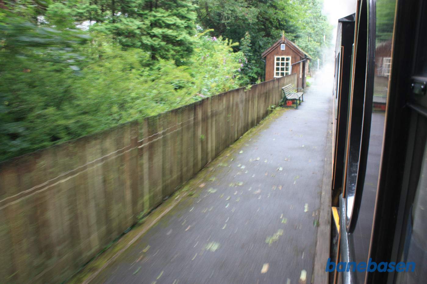 Toget suser forbi det lille trinbræt
