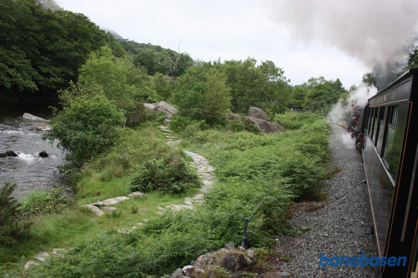 Banen går langs floden