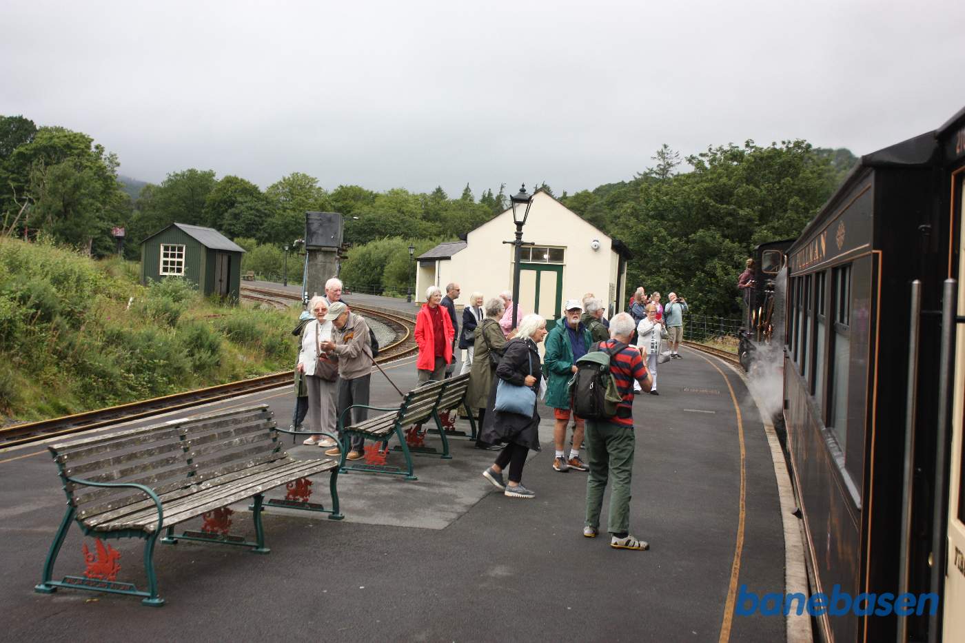 Damptoget på vej ind på stationen