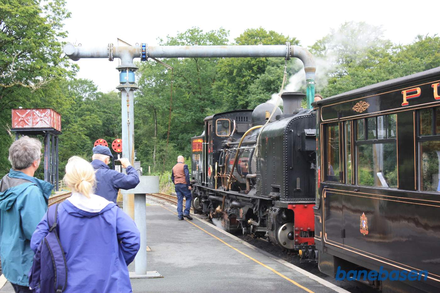 Der fyldes vand på lokomotivet