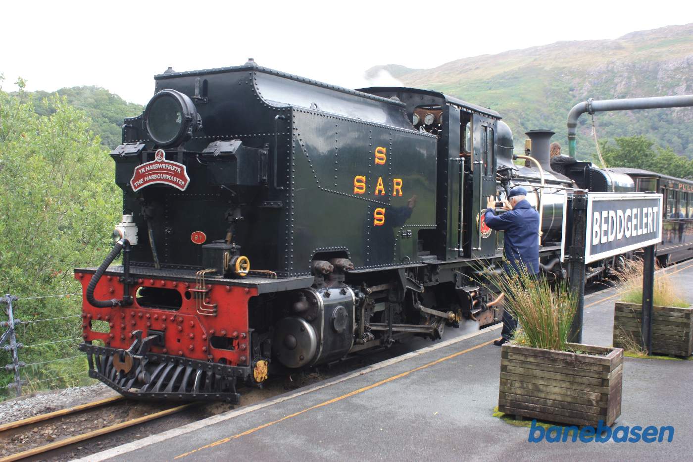 Der fyldes vand på lokomotivet